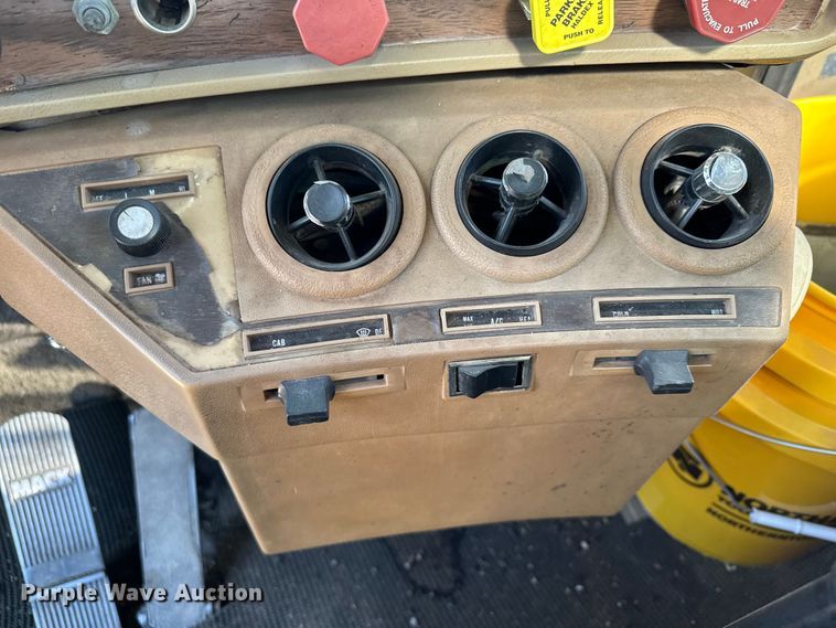 image for item KU9939 1984 Mack R686ST  dump truck