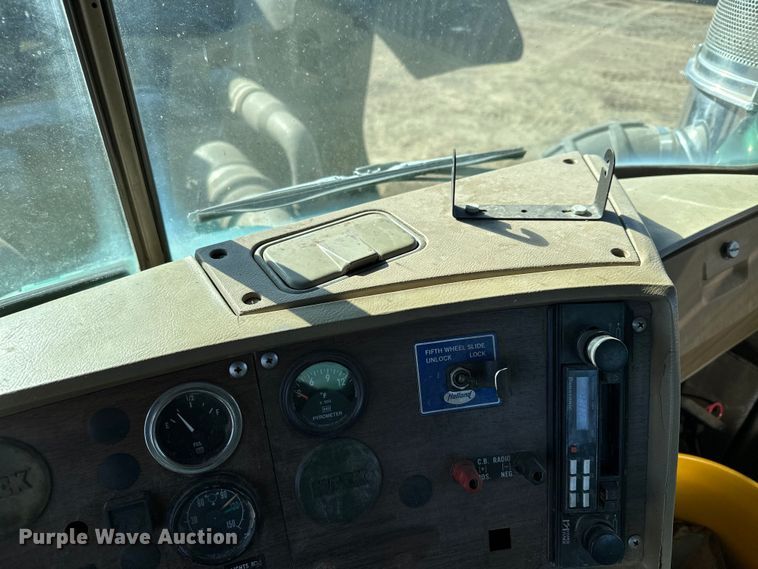 image for item KU9939 1984 Mack R686ST  dump truck