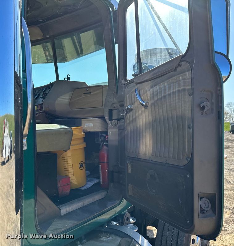 image for item KU9939 1984 Mack R686ST  dump truck