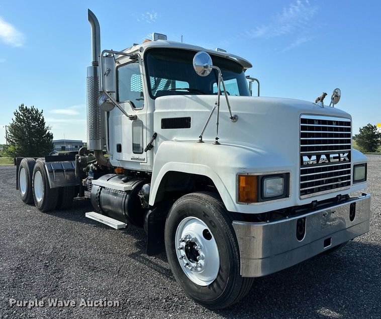 image for item KW9200 2006 Mack CHN613  semi truck