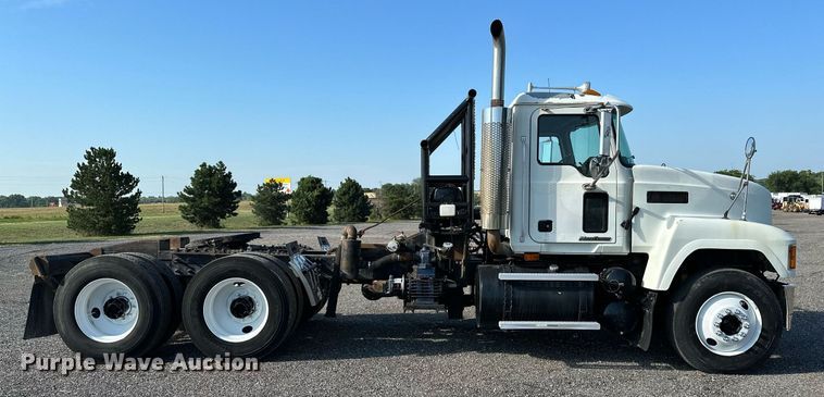 image for item KW9200 2006 Mack CHN613  semi truck