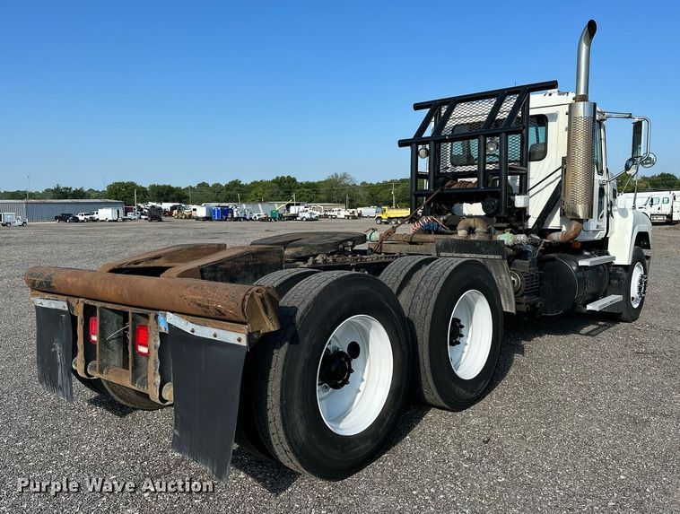 image for item KW9200 2006 Mack CHN613  semi truck