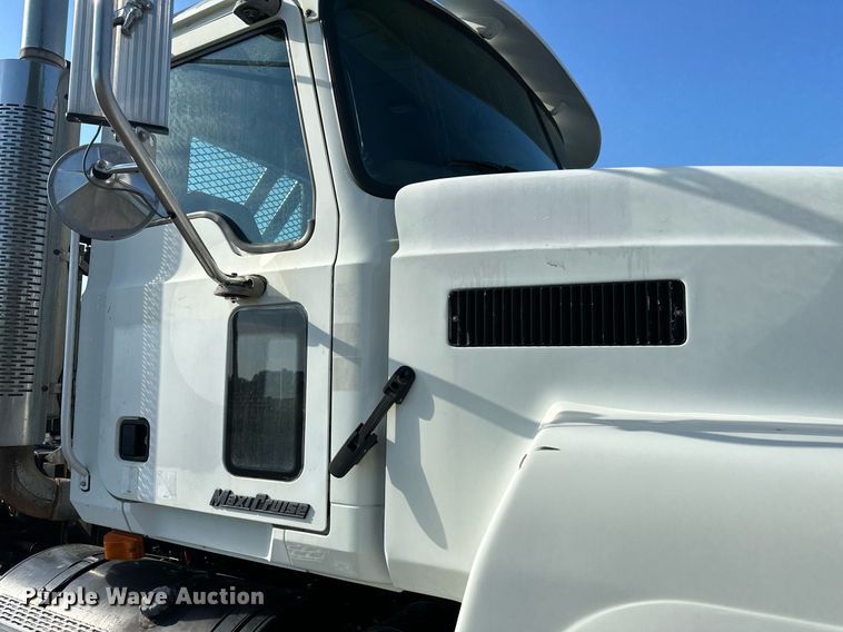 image for item KW9200 2006 Mack CHN613  semi truck