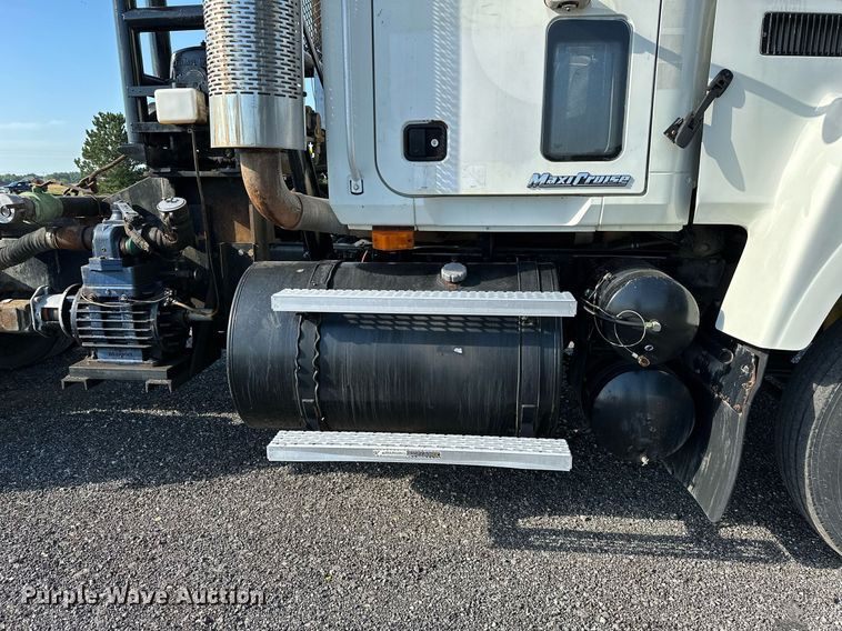 image for item KW9200 2006 Mack CHN613  semi truck