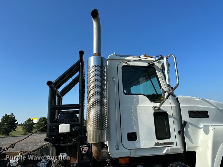 image for item KW9200 2006 Mack CHN613  semi truck
