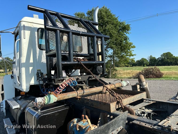 image for item KW9200 2006 Mack CHN613  semi truck