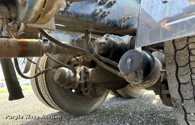 image for item KW9200 2006 Mack CHN613  semi truck