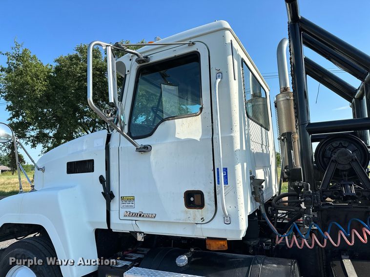 image for item KW9200 2006 Mack CHN613  semi truck