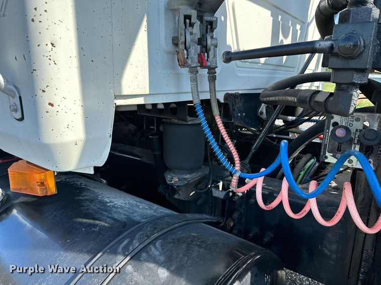 image for item KW9200 2006 Mack CHN613  semi truck