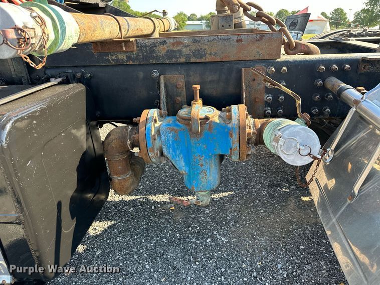 image for item KW9200 2006 Mack CHN613  semi truck