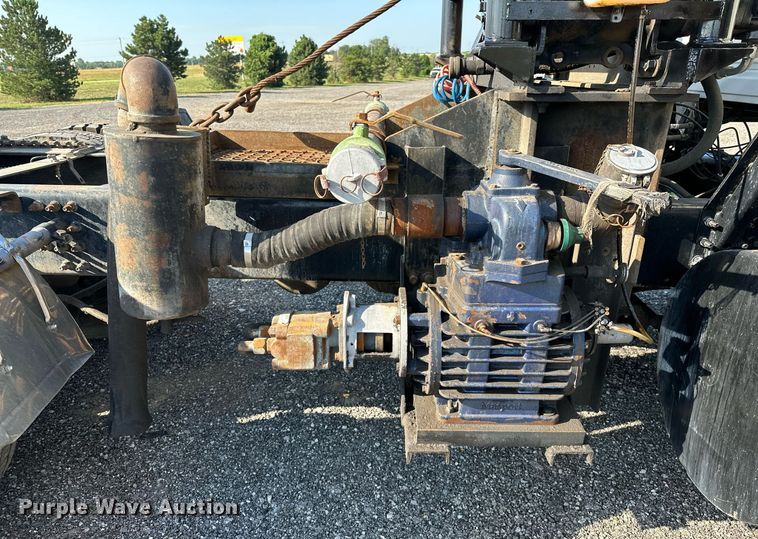 image for item KW9200 2006 Mack CHN613  semi truck