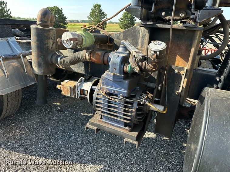 image for item KW9200 2006 Mack CHN613  semi truck