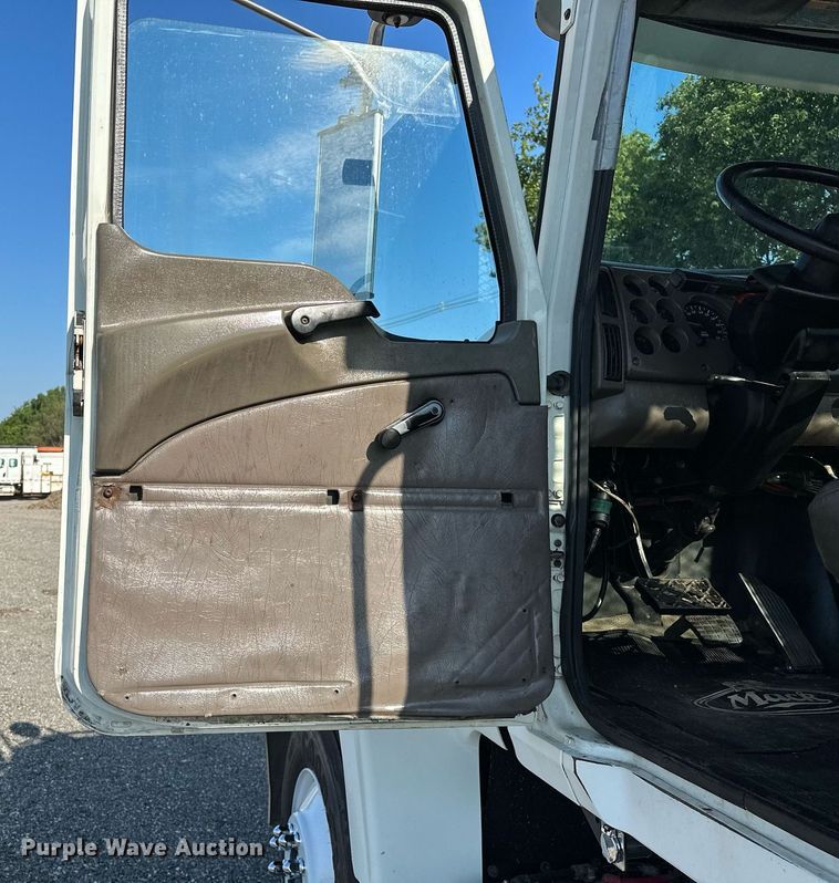 image for item KW9200 2006 Mack CHN613  semi truck