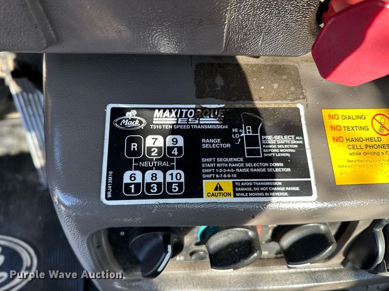 image for item KW9200 2006 Mack CHN613  semi truck