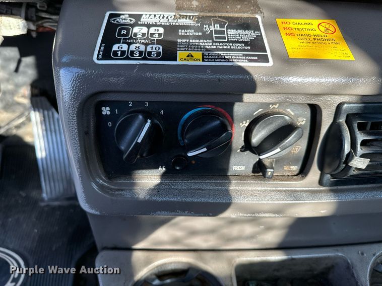 image for item KW9200 2006 Mack CHN613  semi truck