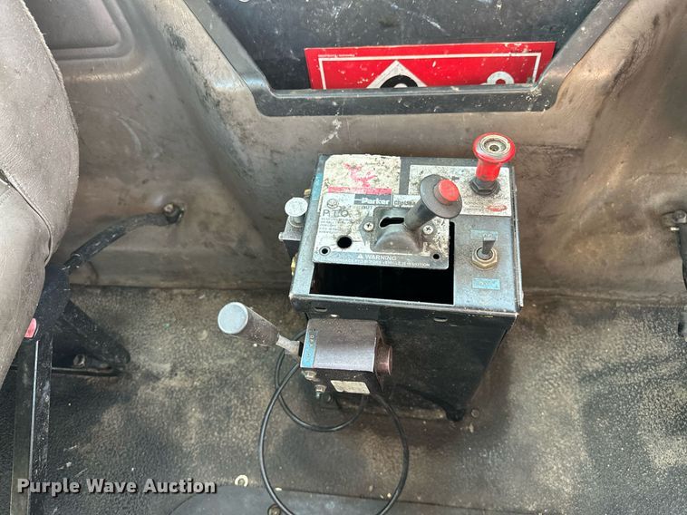 image for item KW9200 2006 Mack CHN613  semi truck