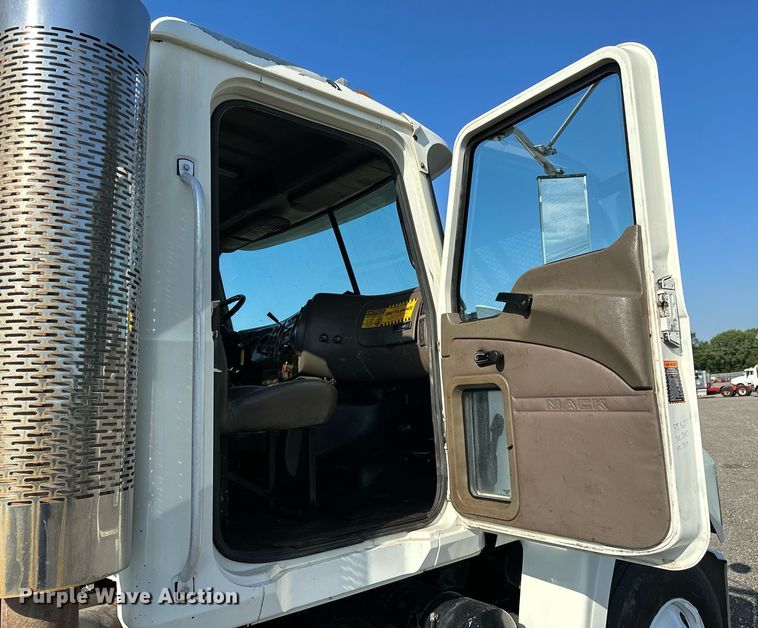 image for item KW9200 2006 Mack CHN613  semi truck