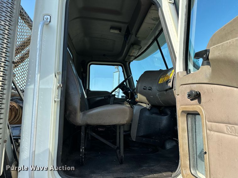 image for item KW9200 2006 Mack CHN613  semi truck