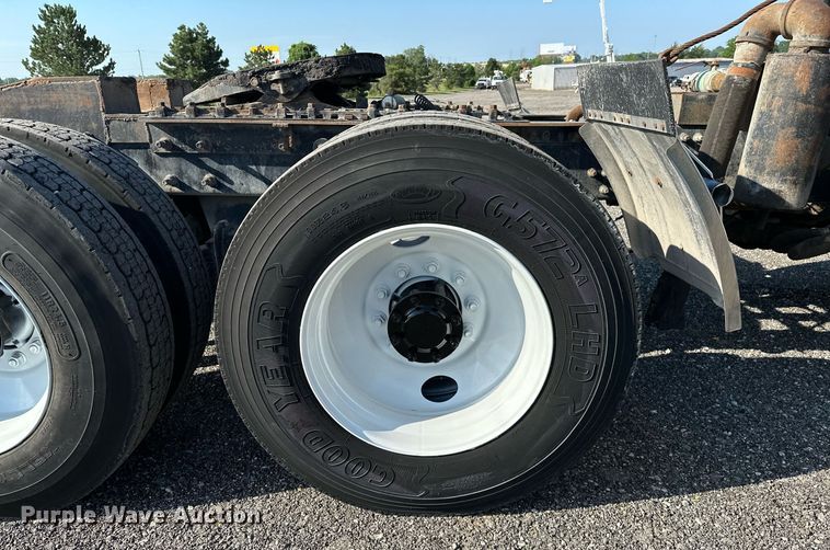 image for item KW9200 2006 Mack CHN613  semi truck