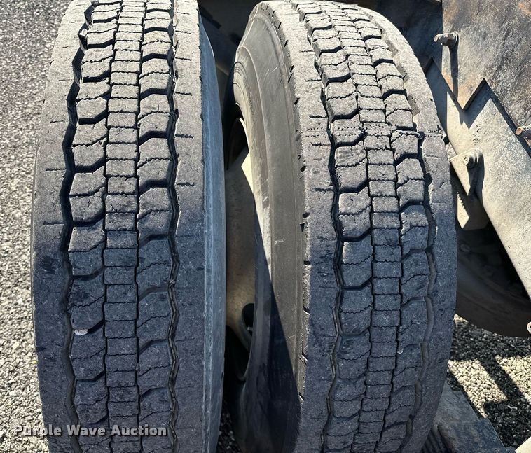 image for item KW9200 2006 Mack CHN613  semi truck