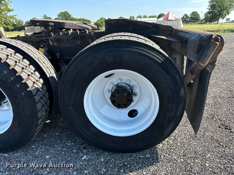 image for item KW9200 2006 Mack CHN613  semi truck