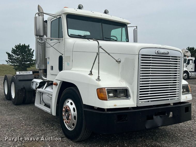 image for item KW9208 2001 Freightliner FLD  semi truck