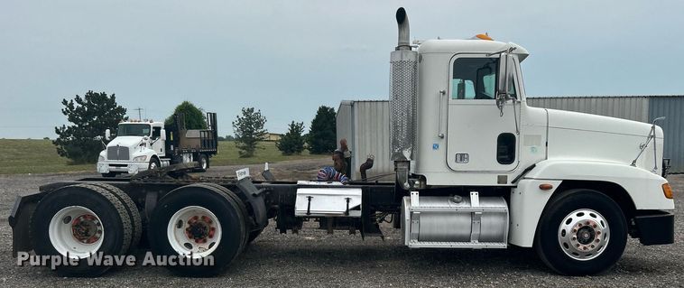 image for item KW9208 2001 Freightliner FLD  semi truck