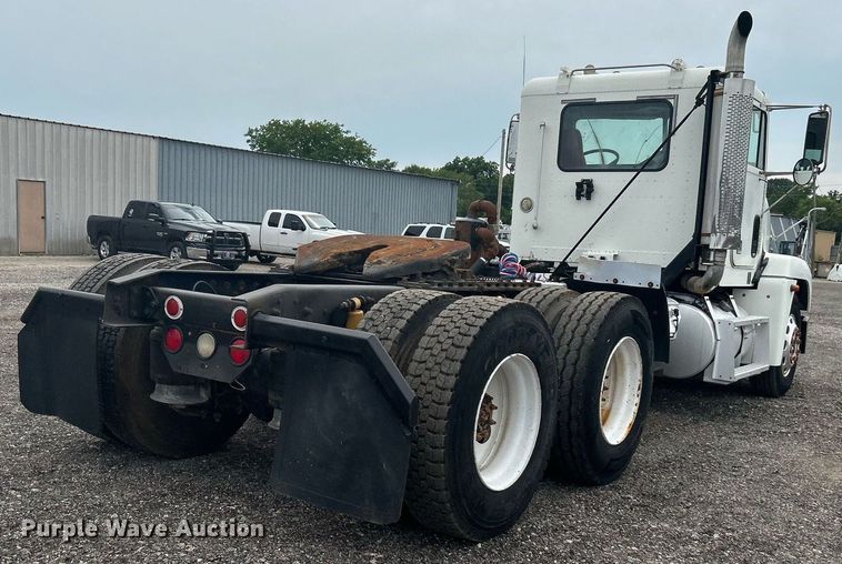 image for item KW9208 2001 Freightliner FLD  semi truck