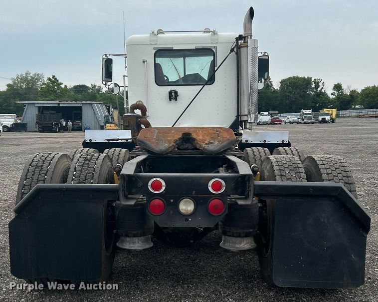 image for item KW9208 2001 Freightliner FLD  semi truck