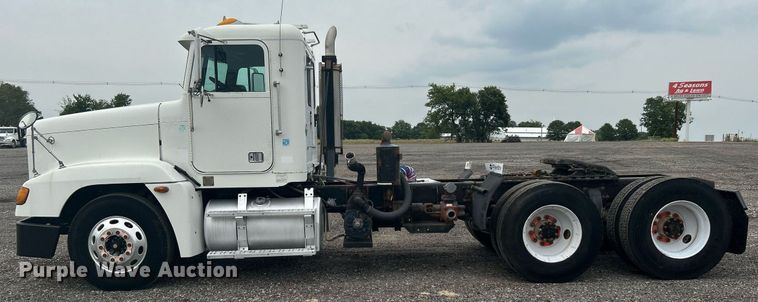 image for item KW9208 2001 Freightliner FLD  semi truck