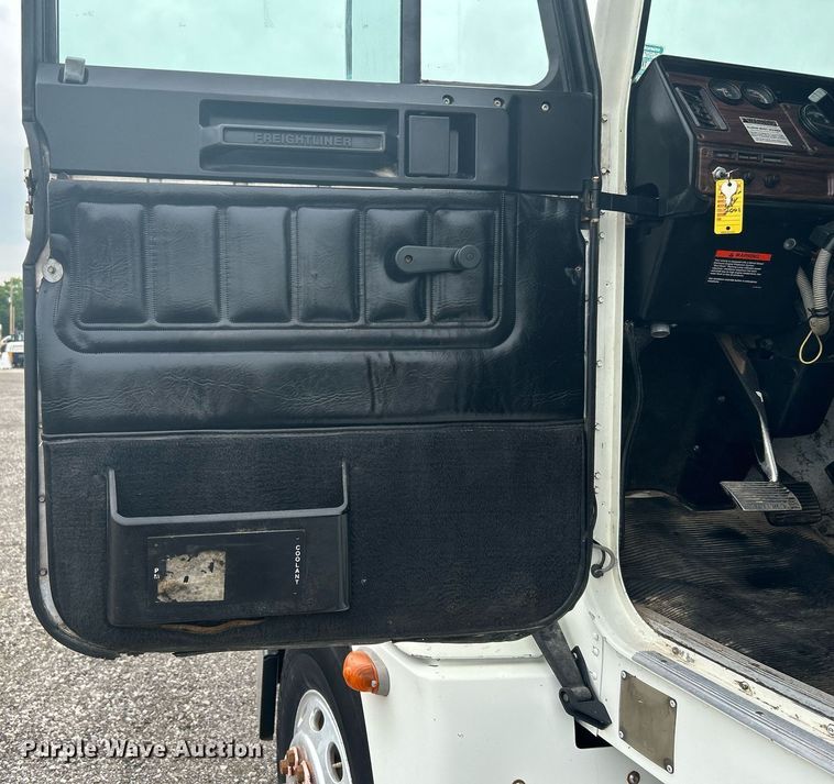 image for item KW9208 2001 Freightliner FLD  semi truck