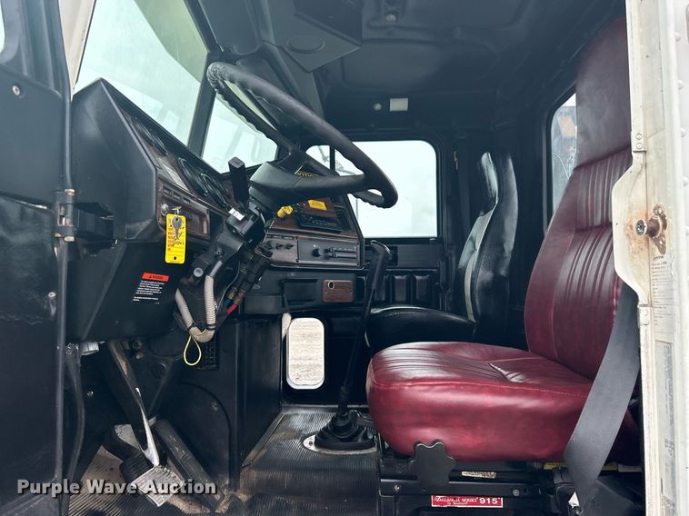 image for item KW9208 2001 Freightliner FLD  semi truck