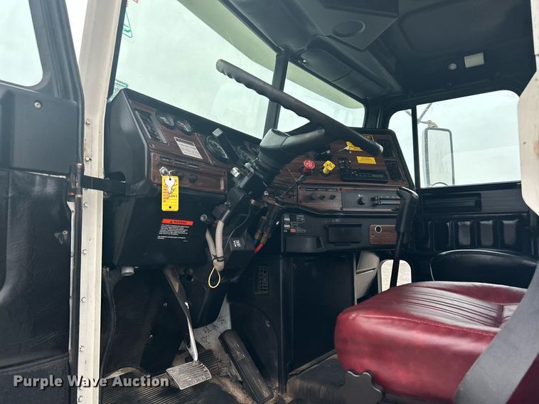 image for item KW9208 2001 Freightliner FLD  semi truck