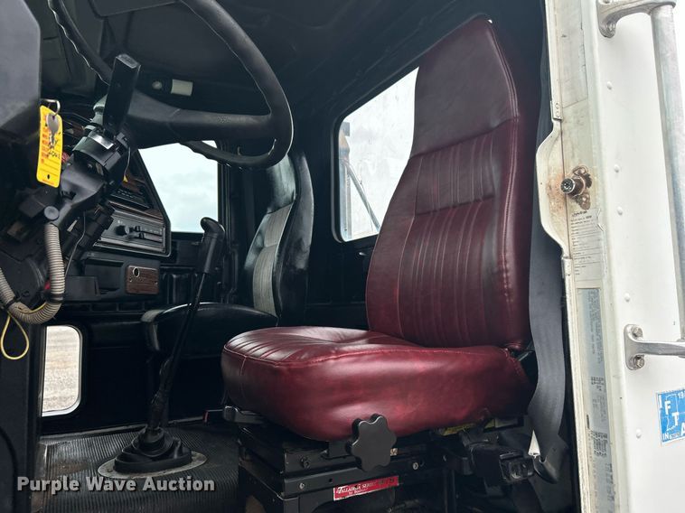 image for item KW9208 2001 Freightliner FLD  semi truck