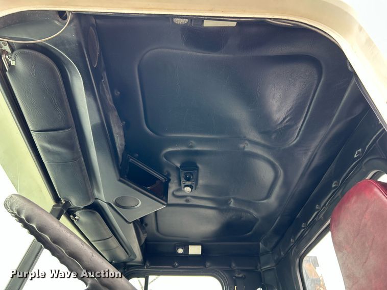 image for item KW9208 2001 Freightliner FLD  semi truck