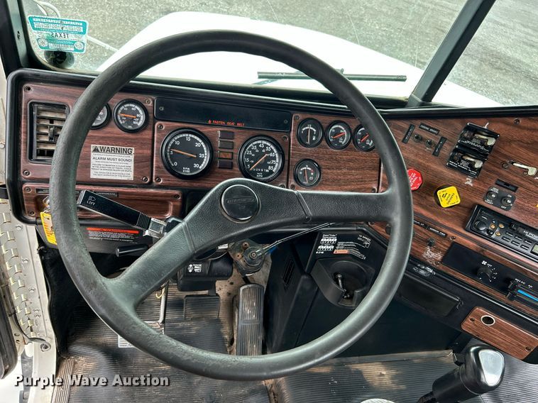 image for item KW9208 2001 Freightliner FLD  semi truck