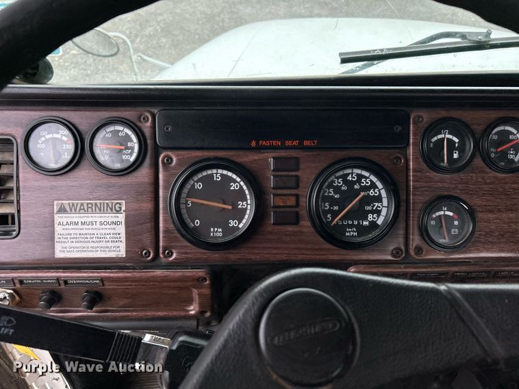 image for item KW9208 2001 Freightliner FLD  semi truck