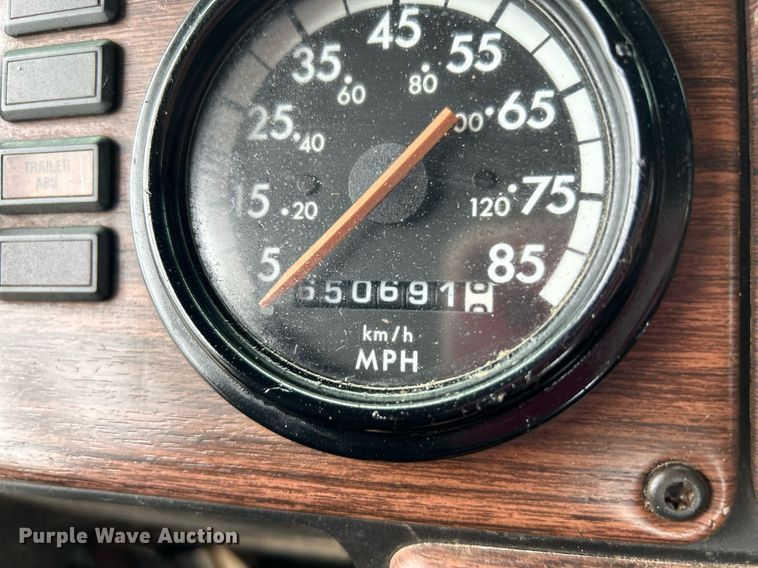 image for item KW9208 2001 Freightliner FLD  semi truck