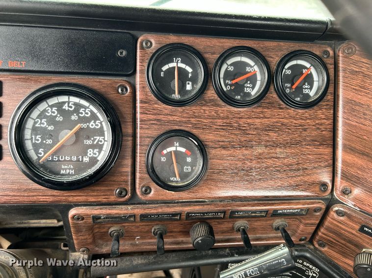 image for item KW9208 2001 Freightliner FLD  semi truck