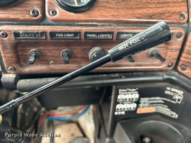 image for item KW9208 2001 Freightliner FLD  semi truck