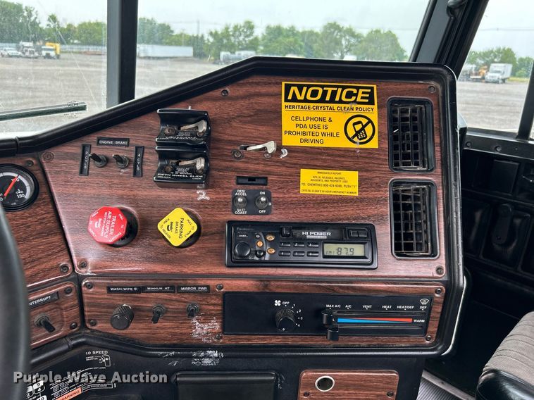 image for item KW9208 2001 Freightliner FLD  semi truck