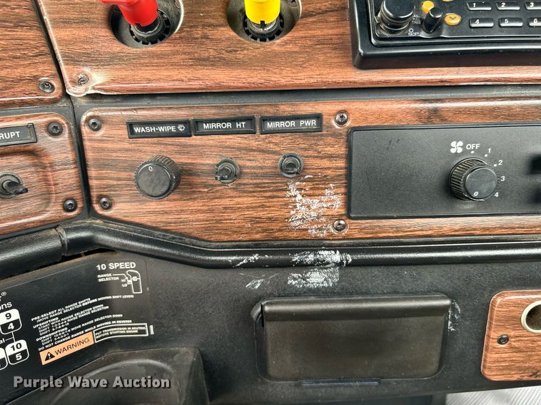 image for item KW9208 2001 Freightliner FLD  semi truck