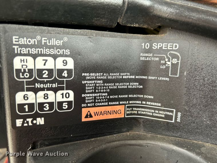 image for item KW9208 2001 Freightliner FLD  semi truck