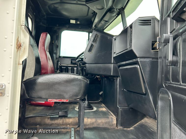 image for item KW9208 2001 Freightliner FLD  semi truck