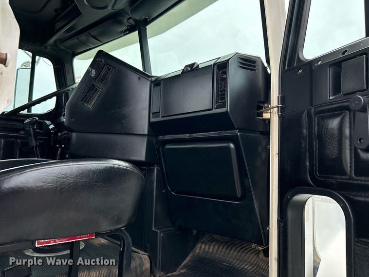 image for item KW9208 2001 Freightliner FLD  semi truck