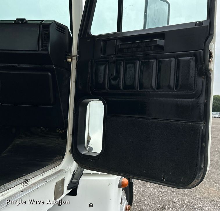 image for item KW9208 2001 Freightliner FLD  semi truck