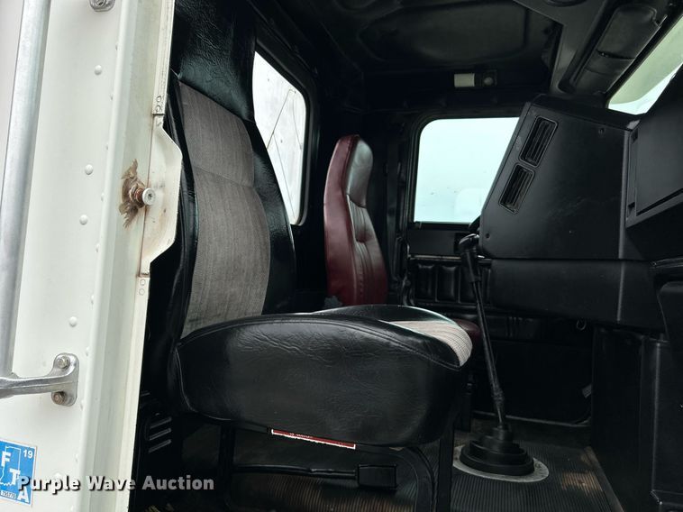 image for item KW9208 2001 Freightliner FLD  semi truck