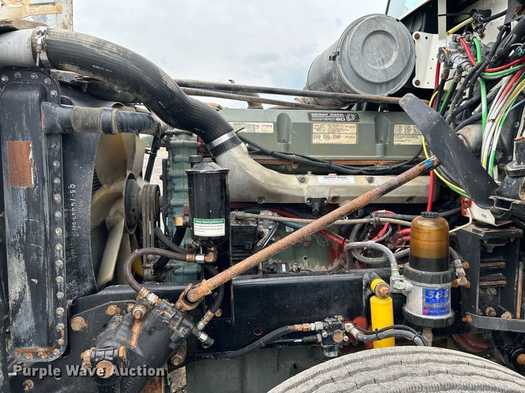 image for item KW9208 2001 Freightliner FLD  semi truck