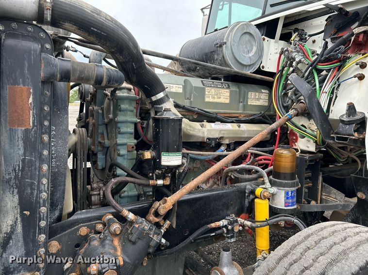 image for item KW9208 2001 Freightliner FLD  semi truck