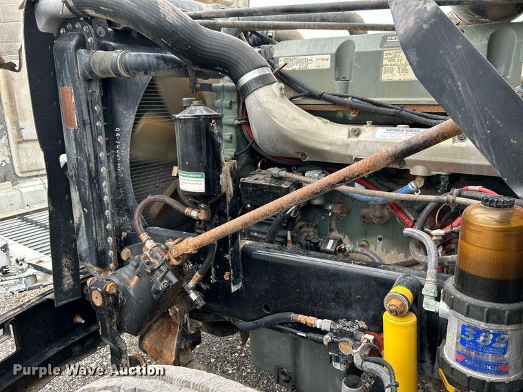 image for item KW9208 2001 Freightliner FLD  semi truck